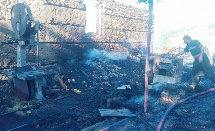 Kozan’da çıkan yangında ev, buğday deposu ve iş yeri kullanılamaz hale geldi