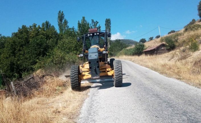 Kütahya’da orman yangınlarına karşı yol kenarları temizleniyor