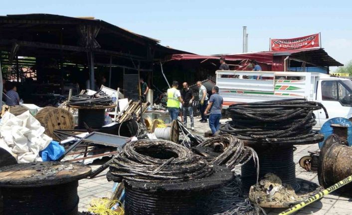 Malatya’da yangının vurduğu esnaf geriye kalan sağlam mallarını kurtarmaya çalışıyor