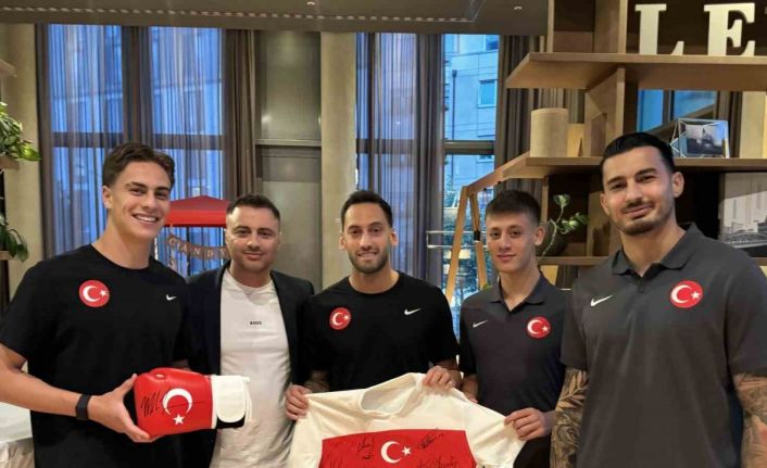 Mike Tyson, imzaladığı ay-yıldızlı boks eldivenini A Milli Takım’a armağan etti