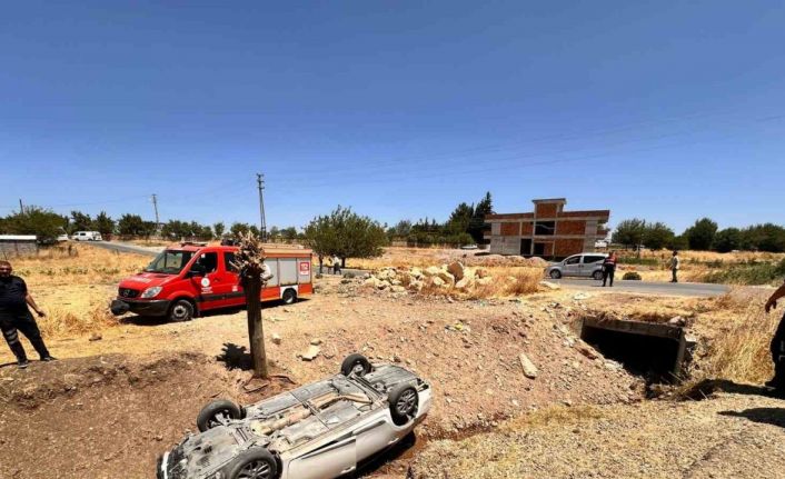 Otomobil dere yatağına yuvarlandı: 3 yaralı