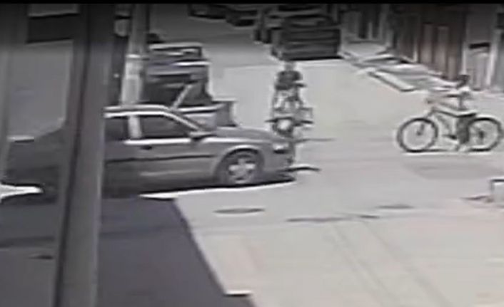 Otomobilin çarptığı bisikletli çocuk metrelerce havaya uçtu, o anlar kameraya yansıdı