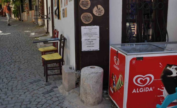 Sadaka taşına değersiz madeni para ve çöp atılmasına esnaf tepki gösterdi