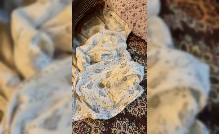 Yorgun mermi uyuyan bebeğin yatağına düştü