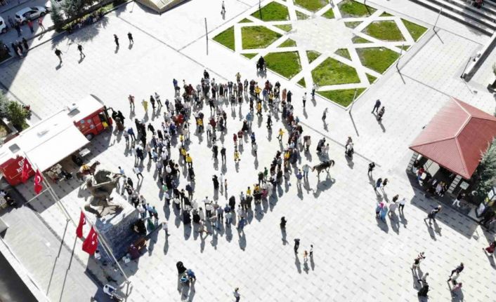 Bayburt’ta davul zurnalı barlı halaylı cirit şampiyonluk kutlaması renkli görüntülere sahne oldu