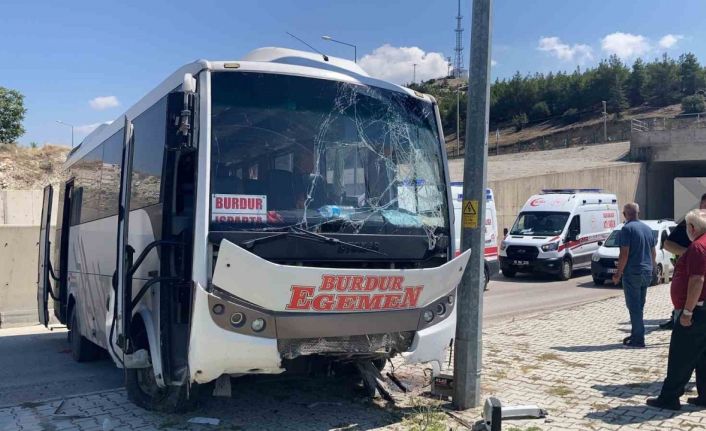 Burdur’da freni patlayan yolcu midibüsü üst yoldan otogar içine düştü:15 yaralı