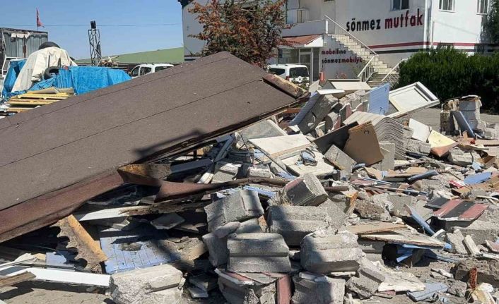 Kontrolden çıkan tır iş yerine daldı, o anlar güvenlik kameralarına yansıdı