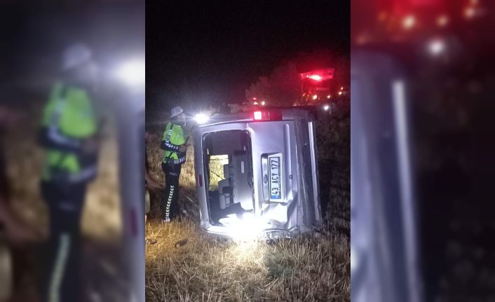 Kütahya’da yoldan çıkan hafif ticari araç tarlaya devrildi: 1 ölü, 1 yaralı