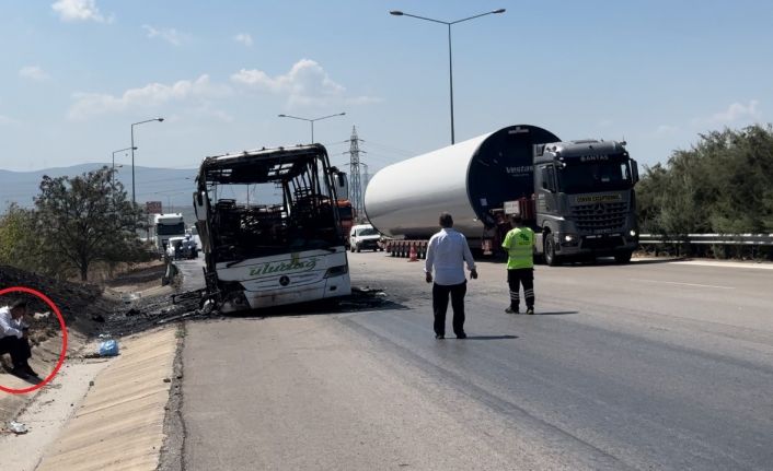 Otobüs alevlere teslim oldu: Yangın otluk alana sıçradı, 41 yolcu tahliye edildi