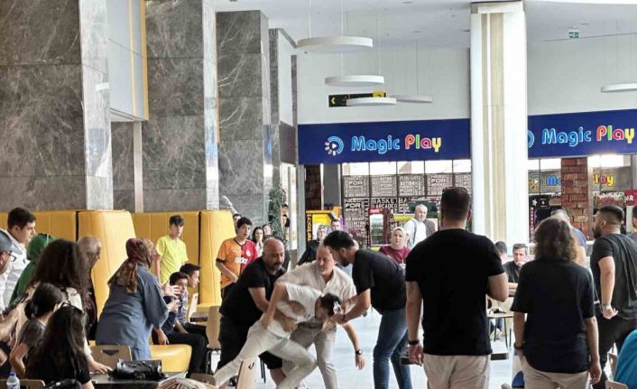 Alışveriş merkezinde "Heimlich" deneyi: Önce korkuttu, sonra büyük alkış aldı