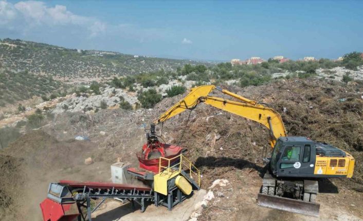 Bitkisel atıklar gübre oldu, üretilen 3 bin fidan öğrencilere hediye edildi