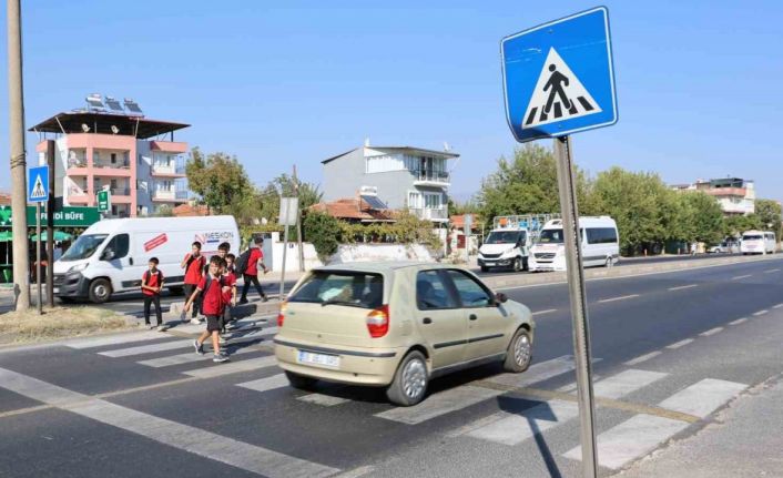 Bu mahallede okula giden çocuklar ve aileleri diken üstünde kalıyor