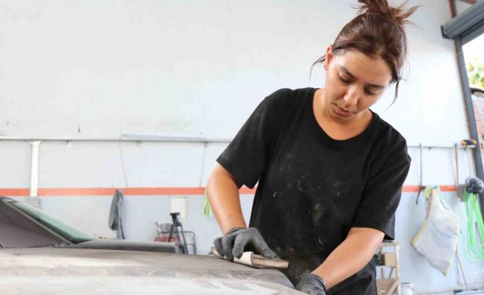 Depremzede genç kadın, yardım için gittiği eşinin dükkanında kaportacı oldu