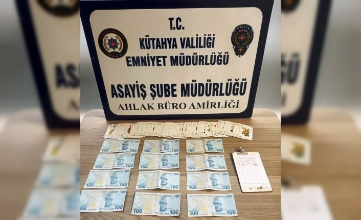 Kütahya’da kumar oynayan 4 kişiye 25 bin 700 TL para cezası