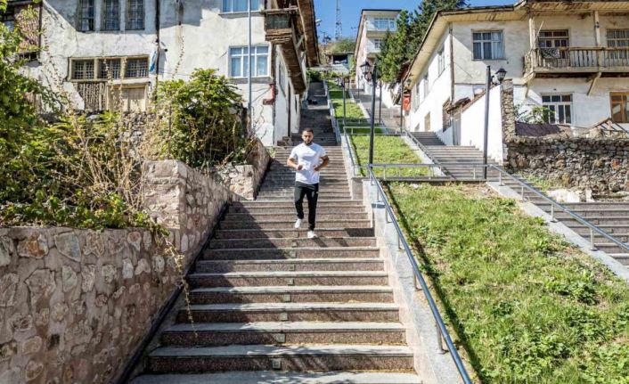 Milli atlet çocukluk hayali Survivor için ülkenin en ilginç merdivenlerinden birinde antrenman yapıyor