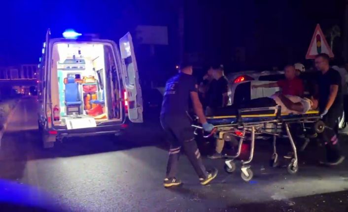 Motosiklete çarpmamak için direksiyonu kırınca refüje çarparak takla attı: 1 yaralı