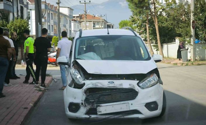 Okul servisi ile hafif ticari araç çarpıştı: 8’i öğrenci 11 yaralı