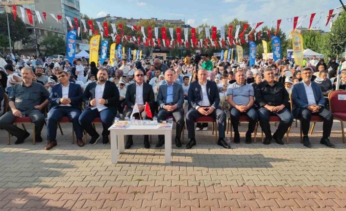 Sultangazi Belediyesi’nin düzenlediği 3. toplu sünnet şöleninde bin 200 çocuk sünnet oldu