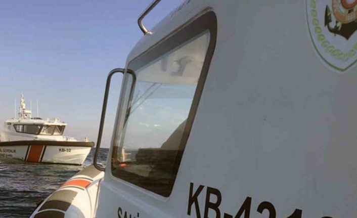 Tekneleri alabora olan ve deniz yüzeyinde bulunan 15 düzensiz göçmen kurtarıldı