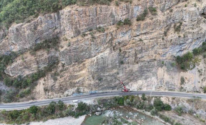 Tunceli’de kaya düşmelerinin ölüm ve yaralanmalara sebep olduğu yola çelik ağ