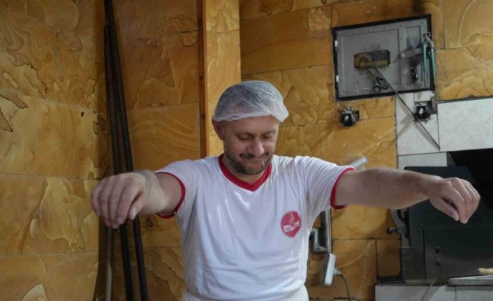 200 derece ateşin başında güle oynaya ekmek yapan fırıncı ekmeğe sevgisini katıyor