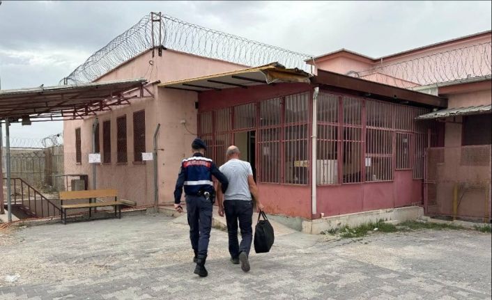 33 yıl 4 ay hapis cezası bulunan şahıs saklandığı metruk binada jandarma ekiplerince yakalandı
