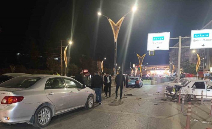 5 otomobilin karıştığı kazada ortalık savaş alanına döndü: 2 yaralı