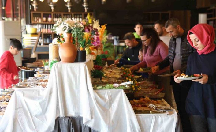 90 çeşit kahvaltıyla önce müşterilerin ardından da hayvanların karınlarını doyuruyorlar