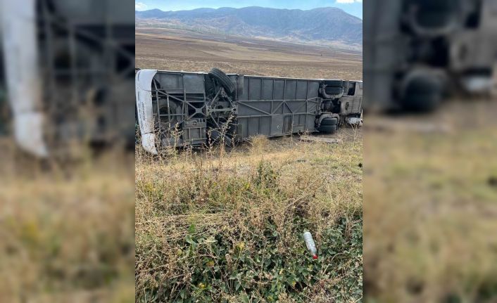 Afyonkarahisar’da turist kafilesi taşıyan otobüs devrildi, 1’i ağır 20 kişi yaralandı