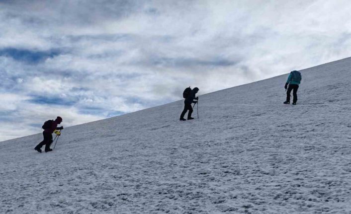 Ağrı Dağı’na zorlu tırmanış