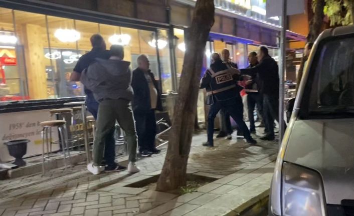 Alacak verecek meselesinden çıkan kavgada sandalyeler ve iş makineleri havada uçuştu