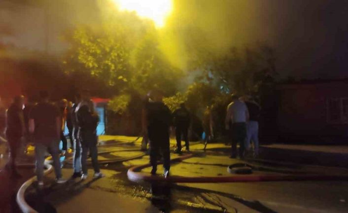 Ataşehir’de yanan evin içerisine girip kadını kurtaran vatandaş, o anları kayda aldı