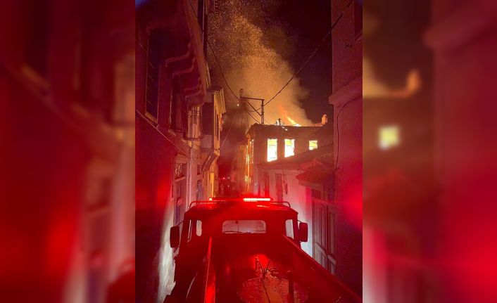 Ayvalık’taki iki metruk evde çıkan yangın mahalleliye korkulu anlar yaşattı