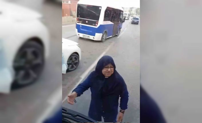 Azimli anne ve babanın zaferi... Engelli oğlunu bindirmek için otobüsün önüne yattı