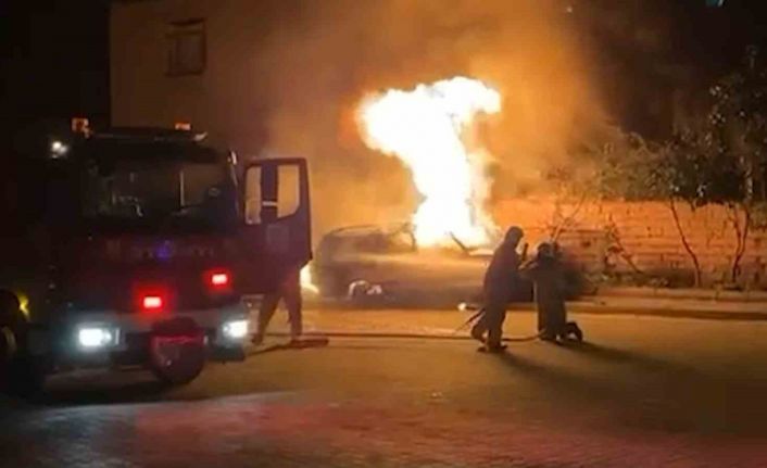 Bagajdaki mutfak tüpü alev aldı, araç ateş topuna döndü: Yola atlayan sürücü ağır yaralandı