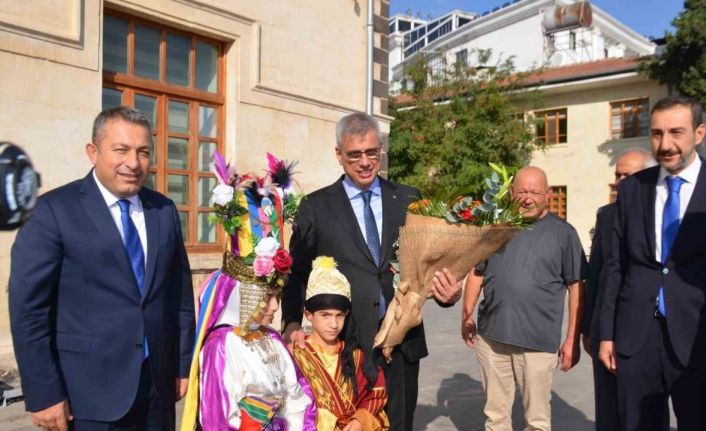Bakan Memişoğlu: ‘‘Depremden zarar gören eski hastane küçük tadilattan sonra tekrar faaliyete geçecek‘‘