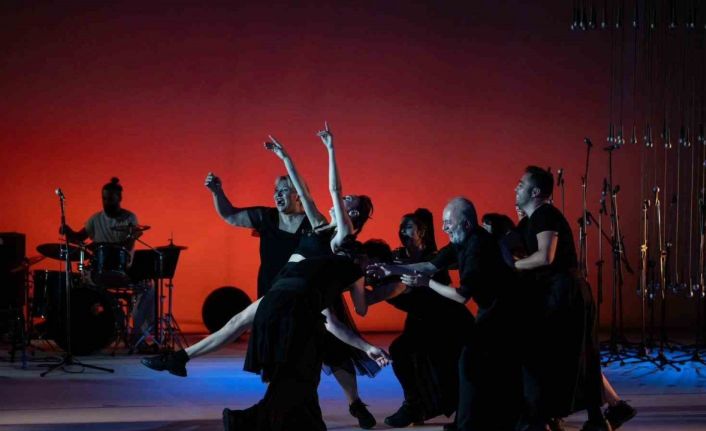 Bakırköy Belediye tiyatroları 2024-2025 tiyatro sezonunu "flu lysistrata" ile açtı