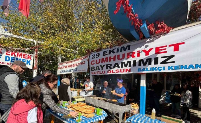 Balıkçı Kenan’da gelenek bozulmadı, 2 gün ücretsiz balık ekmek ikram edildi