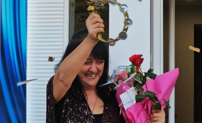 Banka çalışanı davul zurna eşliğinde oynayarak atılan konfetiler arasında emekli oldu