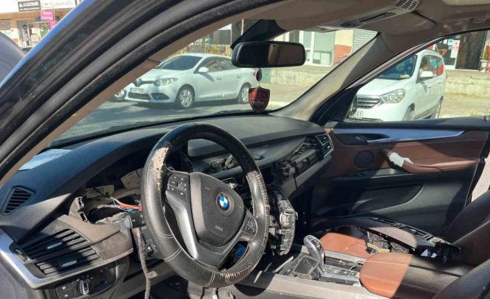 Beylikdüzü’nde maskeli hırsızlar otomobillerin camını kırıp hayalet ekran ve çanta çaldı