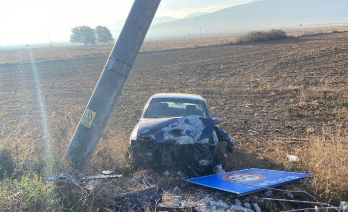 Bilecik’te tarlaya uçan araç hem elektrik direğine hem de hız sınırı tabelasına çarparak durabildi