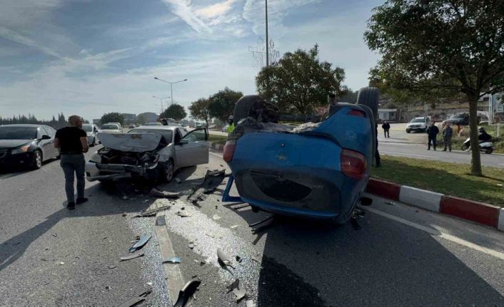 Bilecik’te traktörün arka römorkunun çarptığı araç takla atarken, 1 kişi yaralandı