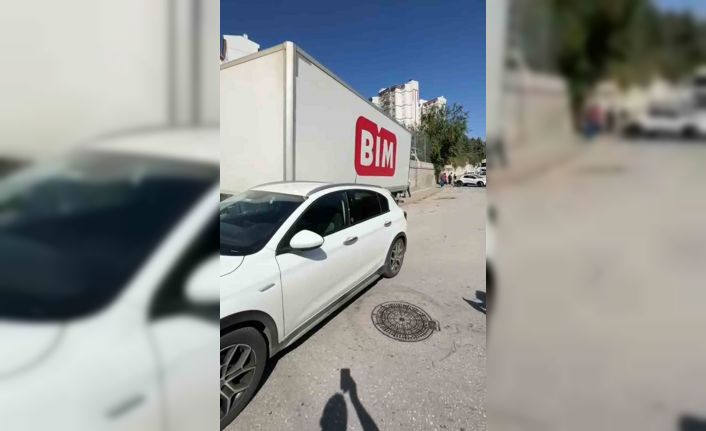 BİM’e ait tırın ayrılan dorsesi park halindeki 3 araca çarptı