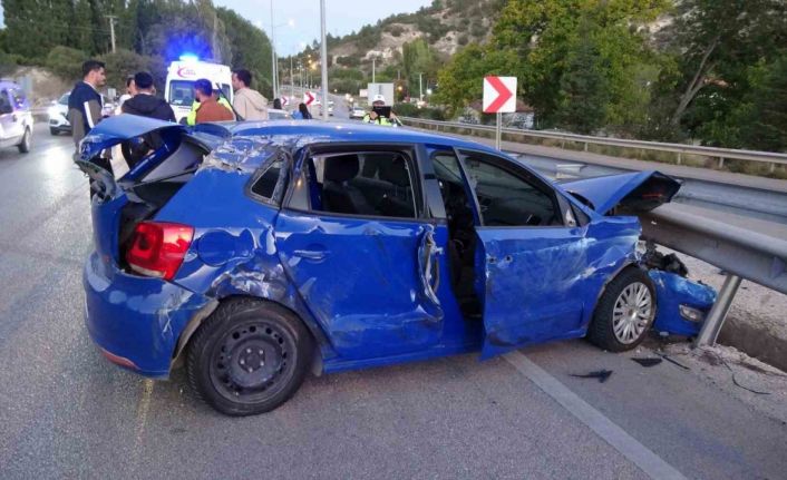 Burdur’da kontrolden çıkan otomobil önce bariyere sonra traktöre çarptı: 5 yaralı