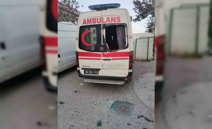 Bursa’da akılalmaz olay : Hastaneye ait ambulansın ve güvenlik kulübesinin camlarını kırdılar