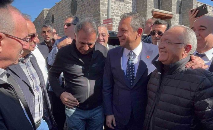 CHP Genel Başkanı Özel: “Eğer Türkiye’nin en önemli sorununu çözmek için adım atıyorlarsa buradan geri adım olmaması lazım”