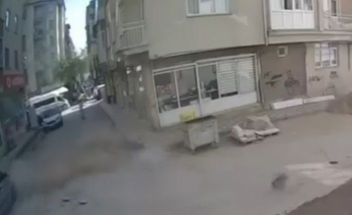 Deprem anında  binadan kopan molozlardan kıl payı kurtuldu: O anlar kamerada