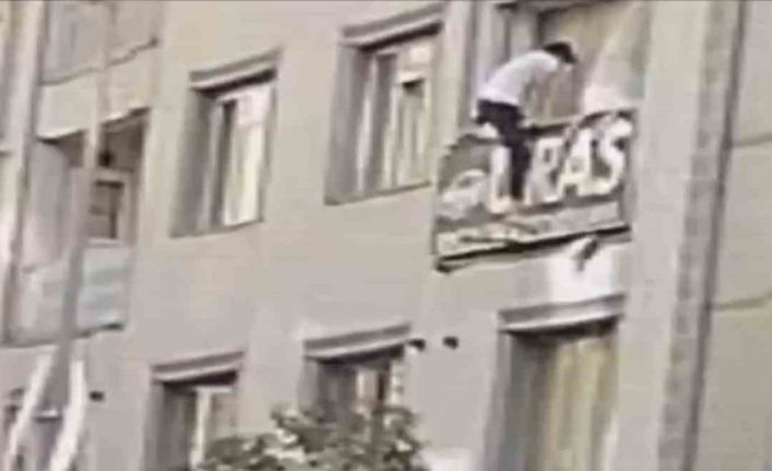 Deprem anında korkuyla balkondan atlamaya çalıştı, o anlar güvenlik kamerasına yansıdı