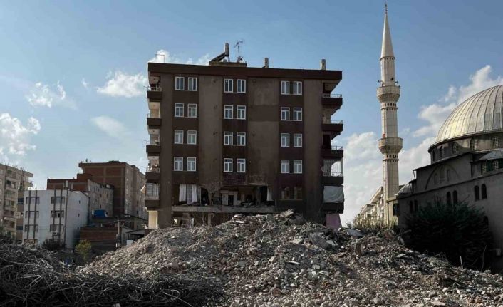 Diyarbakır’da ağır hasarlı binanın yıkımı sırasında yanındaki binanın 2 dairesi ve sağlık ocağı zarar gördü