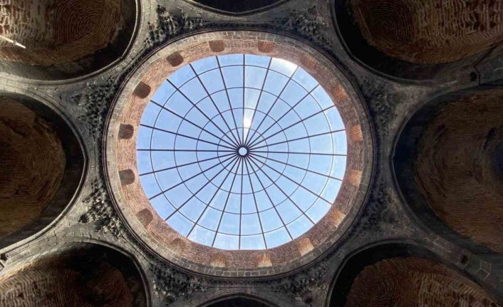 Diyarbakır’da bin 600 yıllık Saint George Kilisesi’nin kubbesi 100 yıl sonra takıldı